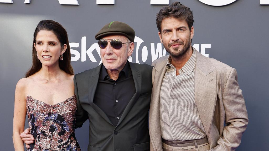 Eusebio Poncela junto a Maxi Iglesias y Juana Acosta, en un acto público, el pasado mes de mayo.