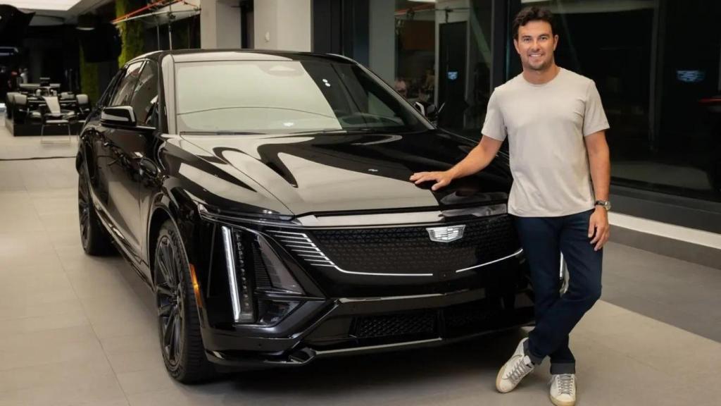 Sergio Pérez, junto a un Cadillac de calle