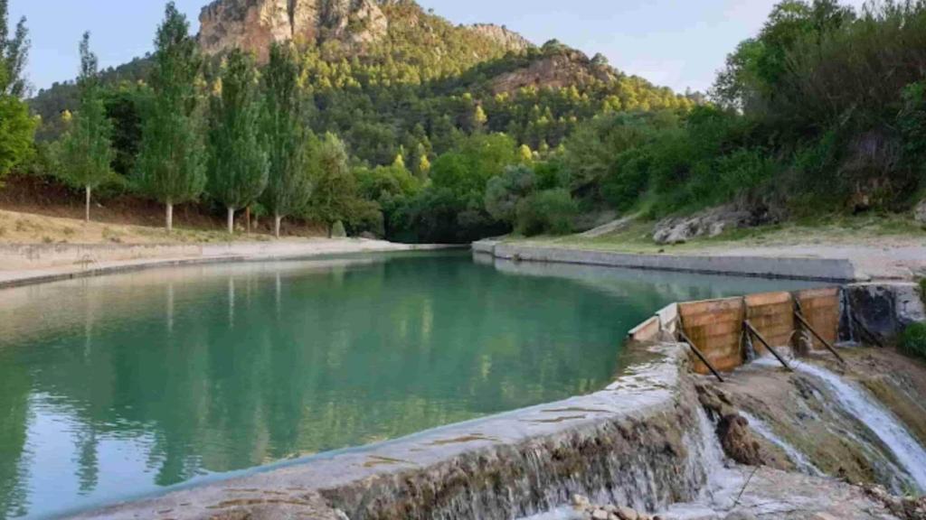 La enorme piscina natural de Teruel que cuenta con bar y zona de salto