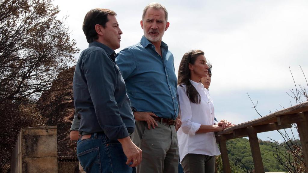 Los Reyes de España, Felipe VI y doña Letizia, junto a Mañueco durante su visita al paraje de Las Médulas