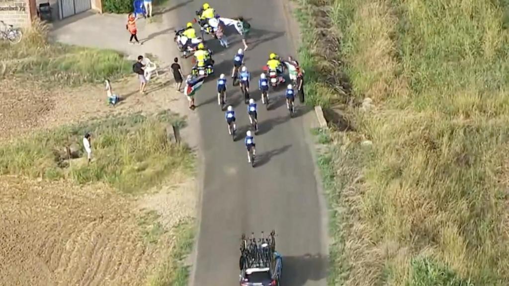 Momento en el que los manifestantes cortan el paso de los ciclistas.