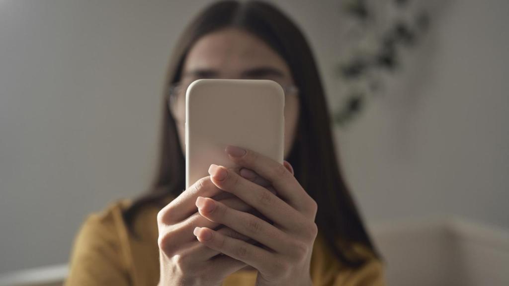 Una joven utilizando su móvil.