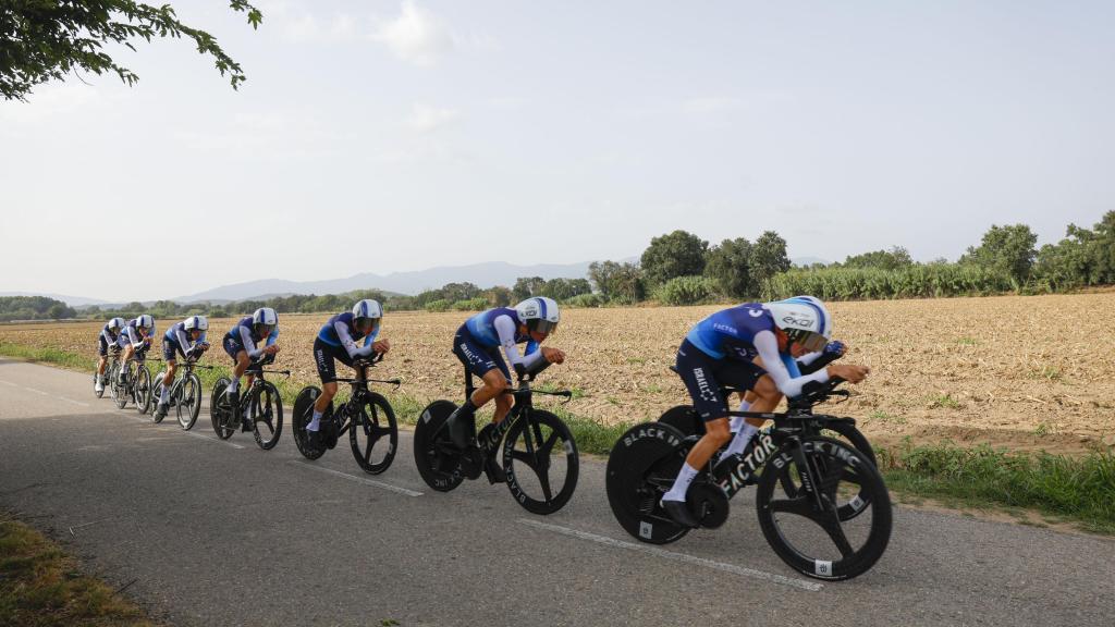 Los ciclistas del equipo Israel durante la quinta etapa de la Vuelta a España.