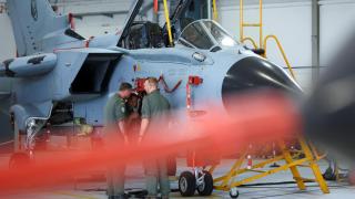 Miembros del ejército trabajan en aviones de combate PA-200 Tornado en una base aérea del ejército alemán.