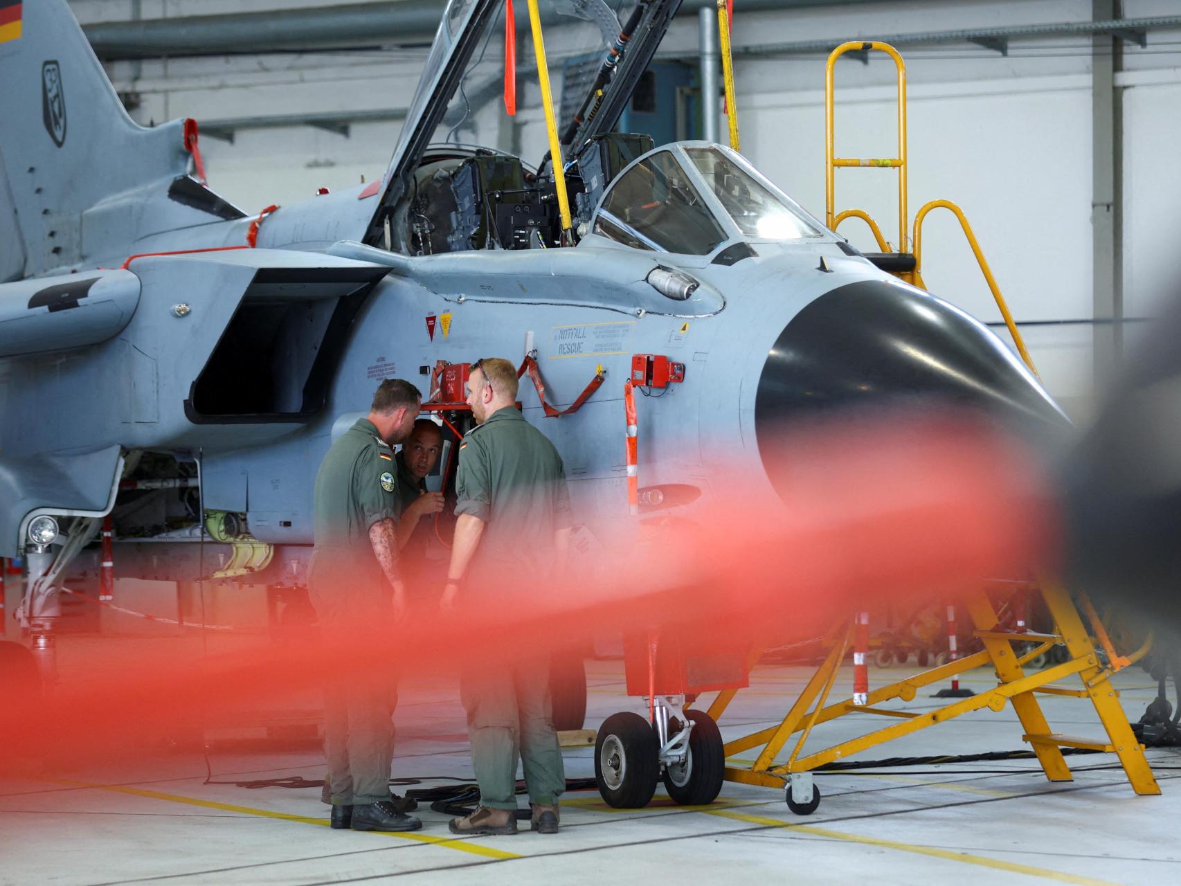 Miembros del ejército trabajan en aviones de combate PA-200 Tornado en una base aérea del ejército alemán.