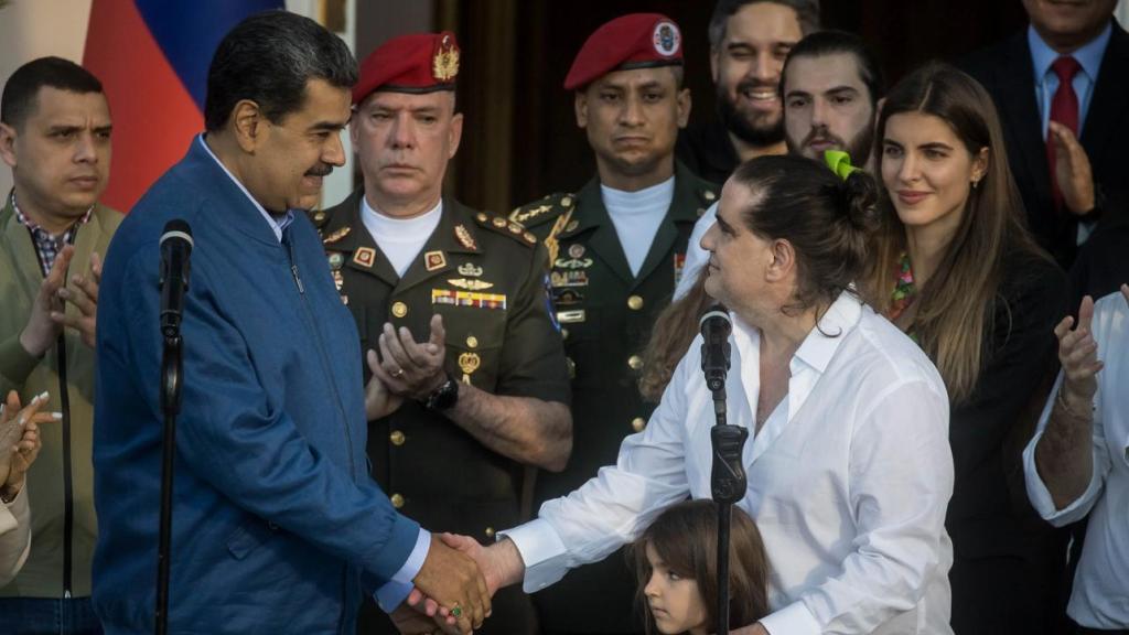 Fotografía de archivo del presidente de Venezuela, Nicolás Maduro (i) y el empresario colombiano, Alex Saab (d).