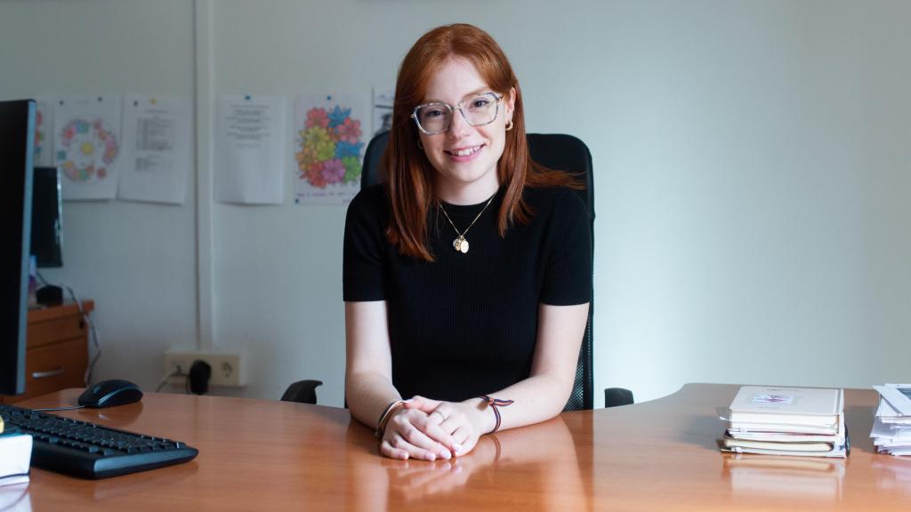 La alcaldesa de Fernán Caballero, Beatriz Dorado, en su despacho del ayuntamiento.