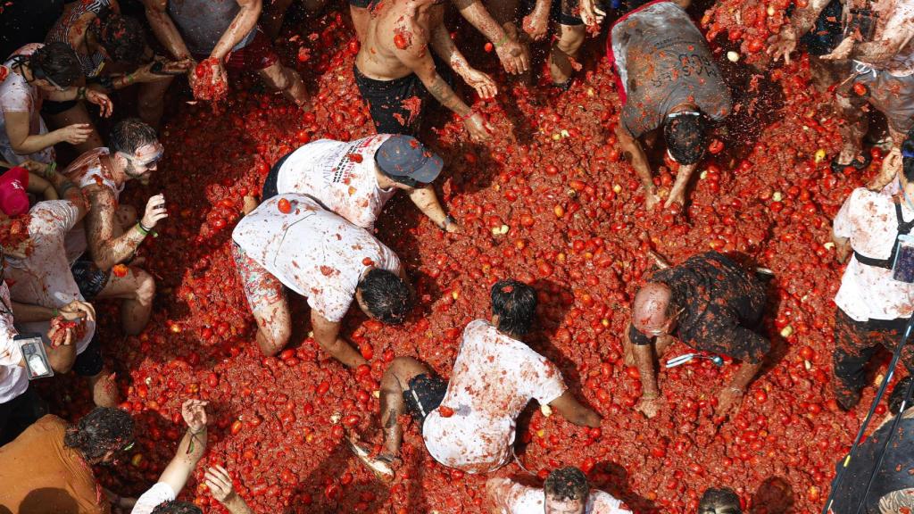 Buñol se sumerge un año más en su Tomatina. Efe / Miguel Ángel Polo