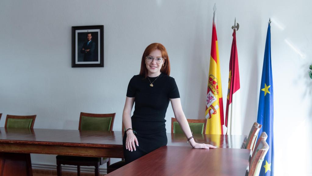 La alcaldesa de Fernán Caballero, Beatriz Dorado, en la sala plenaria del ayuntamiento de Fernán Caballero.