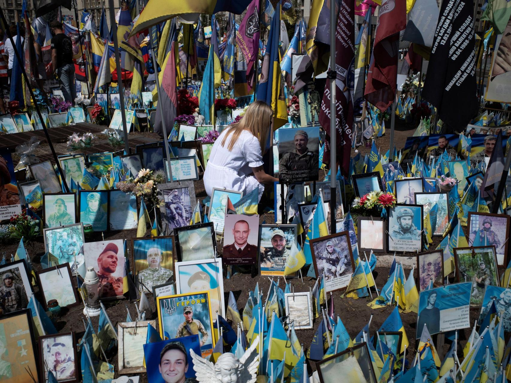 Una mujer rinde homenaje a un soldado caído en la plaza Maidan de Kyiv.