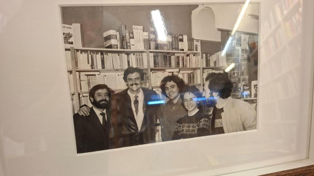 Imagen de los dos antiguos propietarios el día de la inauguración de la Librería Rayuela.