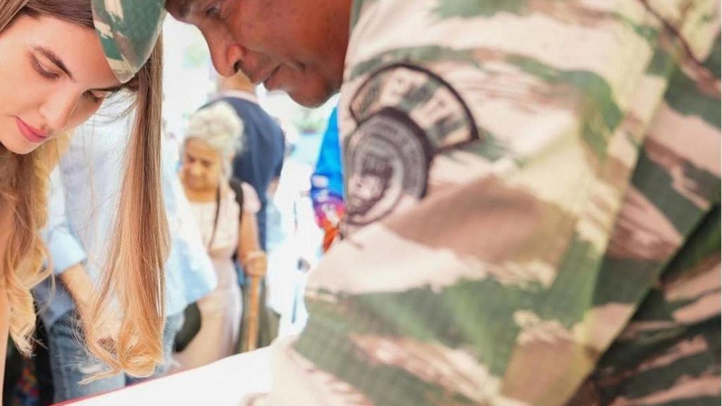 Camilla Fabri, a principios de esta semana, alistándose a las milicias bolivarianas.