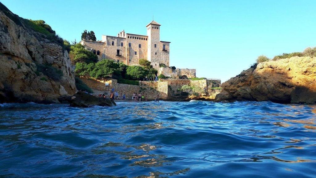 Vistas del Castillo de Tamarit desde el agua