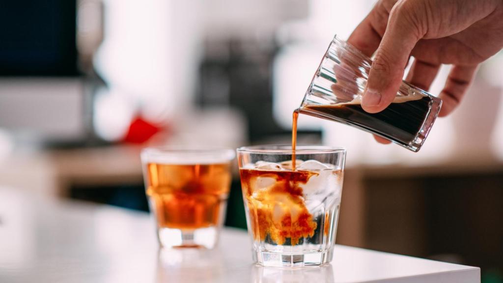 Un barista prepara dos vasos de Espresso Tonic.