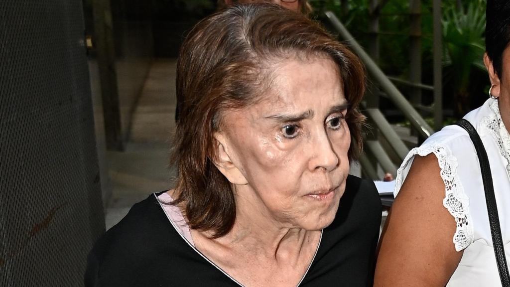 Mirna, este miércoles, 27 de agosto, saliendo de la capilla ardiente.