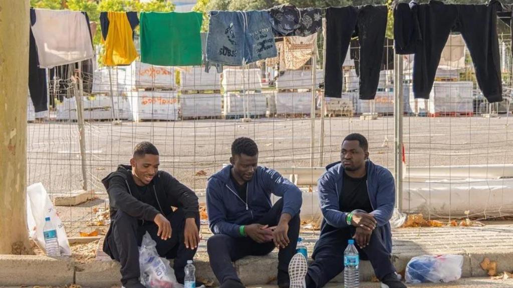 Unos migrantes, llegados a Baleares la semana pasada, esperan en la estación Marítima de Palma.
