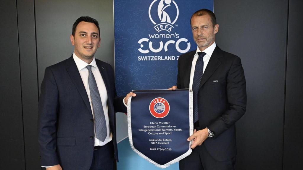 El comisario Glenn Micallef, junto al presidente de la UEFA, Aleksander Čeferin.