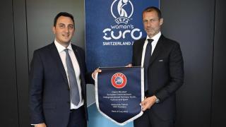 El comisario Glenn Micallef, junto al presidente de la UEFA, Aleksander Čeferin.