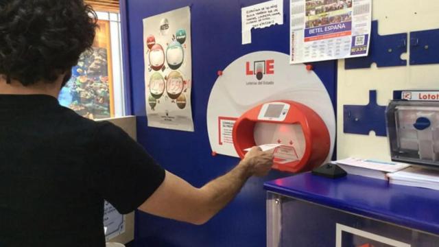 Una persona comprueba la bonoloto