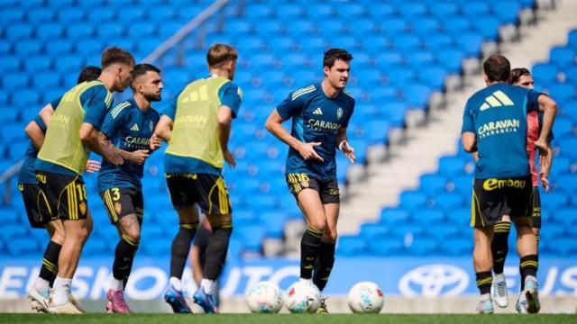 Jugadores del Real Zaragoza en un calentamiento.