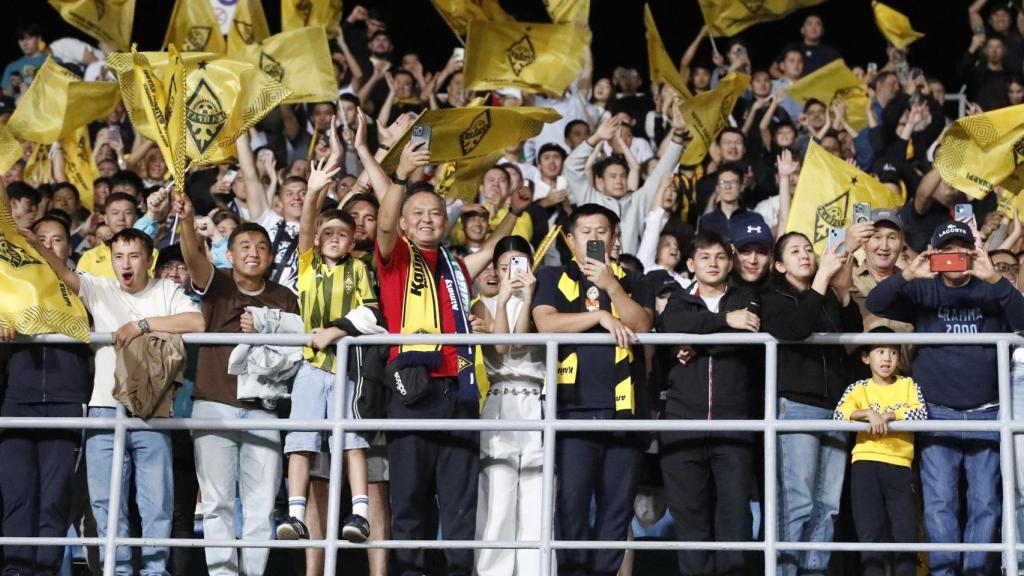 Aficionados del Almaty celebran la clasificación para la Champions League 2025/26