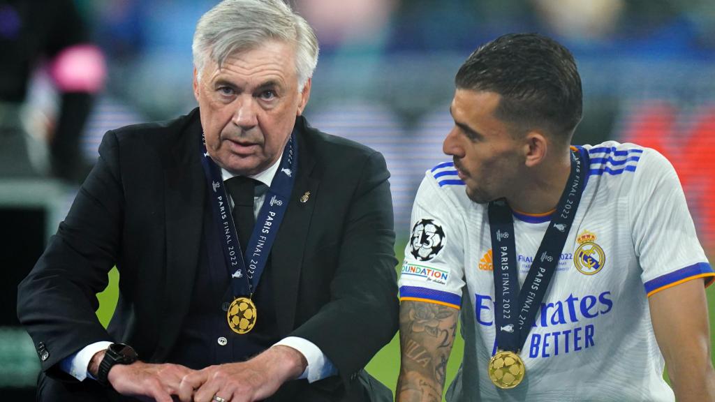 Carlo Ancelotti, junto a Dani Ceballos, tras la final de la Champions de 2022.