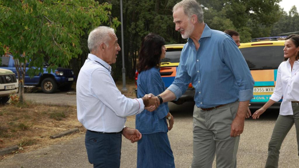 El alcalde de Galende, Miguel Ángel Martos, saluda al Rey, Felipe VI
