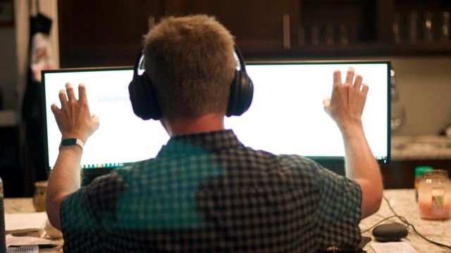 Una persona con auriculares usando un ordenador