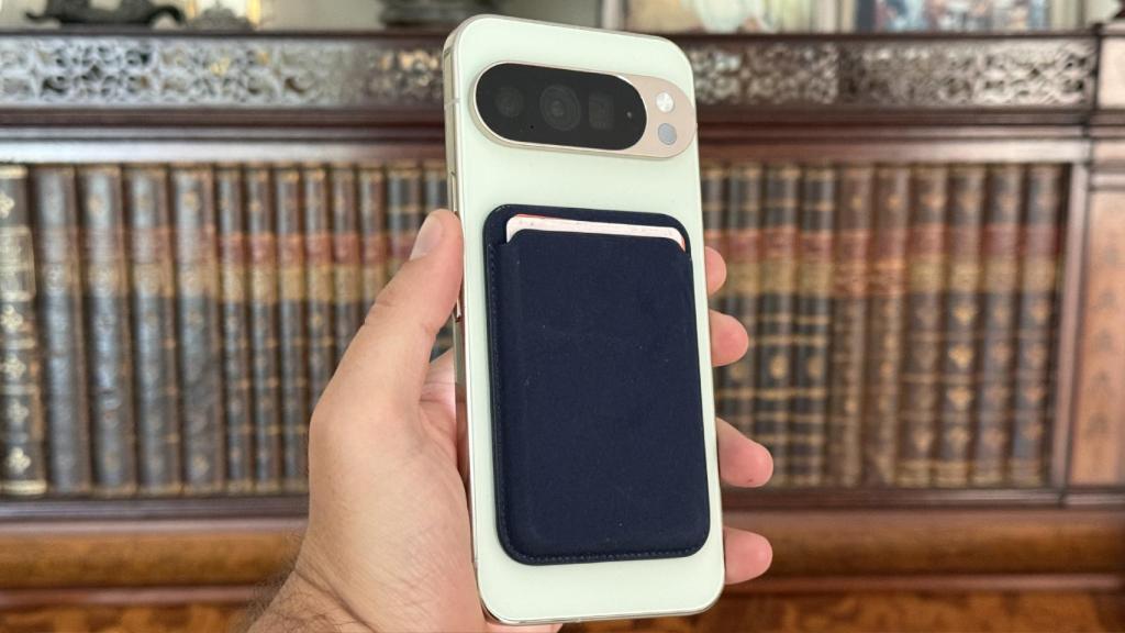 Pixel 10 Pro XL con la cartera Magsafe de Apple