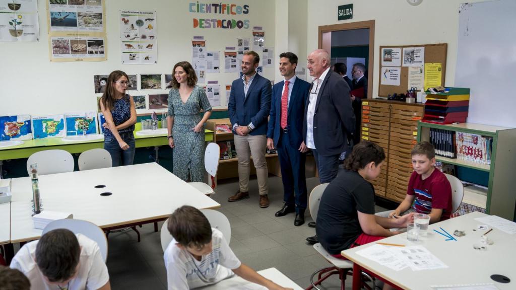 La presidenta de la Comunidad de Madrid, Isabel Díaz Ayuso, y el consejero de Educación, Emilio Viciana Duro, en el CEIP San Juan Bautista en Arganda del Rey durante su visita al centro con motivo del inicio del curso escolar 2023-2024.