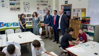 La presidenta de la Comunidad de Madrid, Isabel Díaz Ayuso, y el consejero de Educación, Emilio Viciana Duro, en el CEIP San Juan Bautista en Arganda del Rey durante su visita al centro con motivo del inicio del curso escolar 2023-2024.