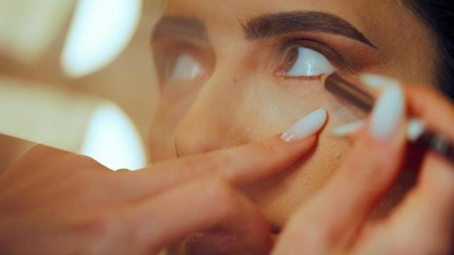 Maquillaje de ojos en tonos tierra.