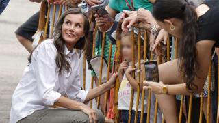 Letizia saluda a una pequeña en Sanabria.