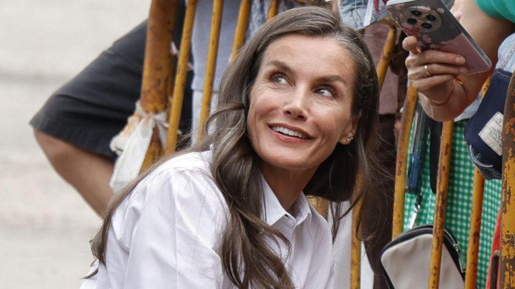 La Reina saluda a una pequeña en Sanabria.