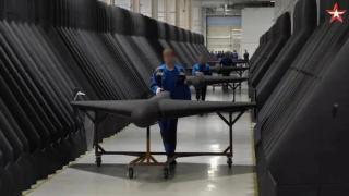 Una línea de producción con fila tras fila de drones Geran-2 de color negro mate.