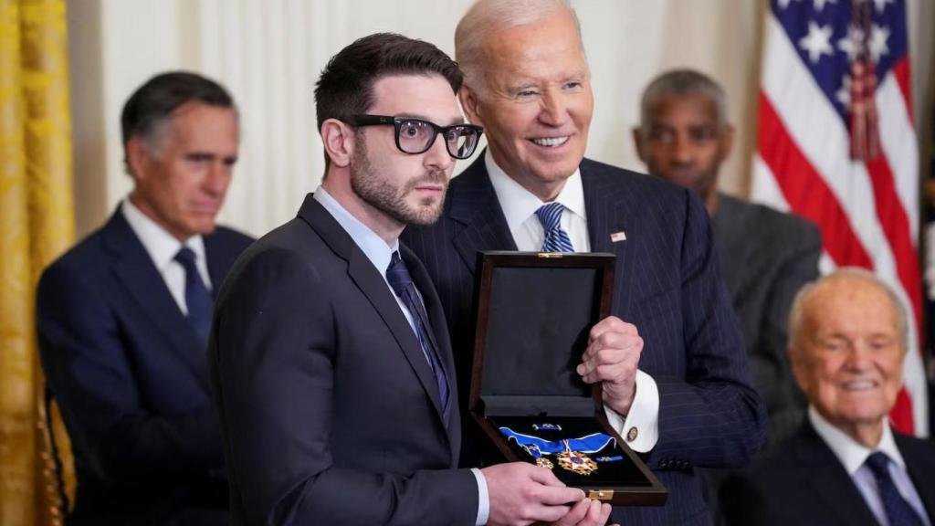 Alex Soros recibió en la Casa Blanca la Medalla Presidencial de la Libertad de manos de Joe Biden el 4 de enero de 2025, en representación de su padre, George Soros.
