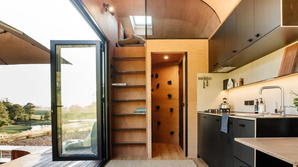 Parte del interior d ela minicasa Fowler & Ward x Base Cabin.