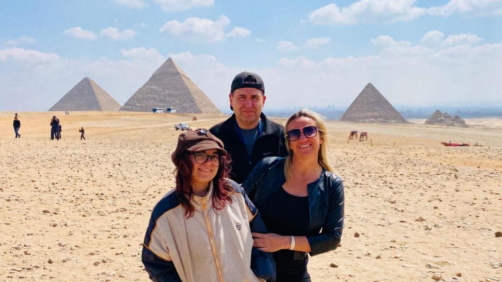 Elisabet junto a su marido y su hija en El Cairo, Egipto.