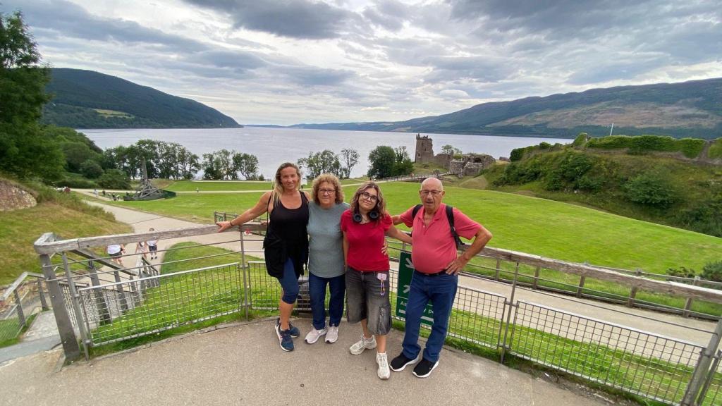 Elisabet junto a sus padres y su hija en Escocia.
