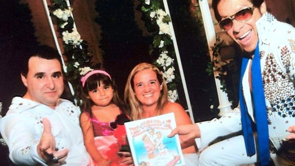 Elisabet y su familia en su boda en Las Vegas en 2015.