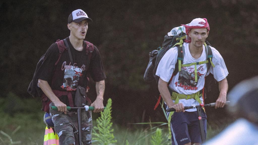 Gorka Lasa e Ibai Martín en su ruta de 1.000 km en patinete.