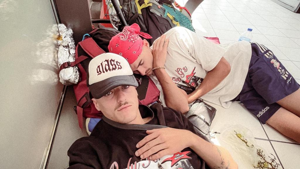 Gorka e Ibai en un supermercado cargando sus baterías y teléfonos.