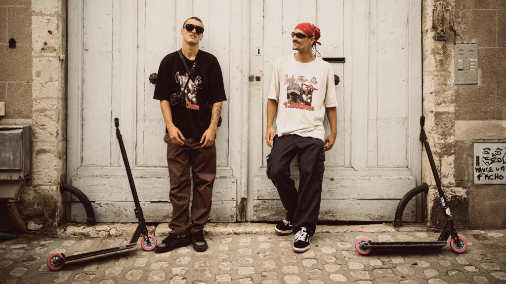 Gorka e Ibai en con sus patinetes.