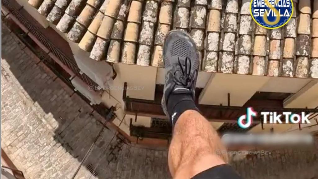 Fragmento del vídeo en el que el joven hacía parkour por los tejados de Sevilla.