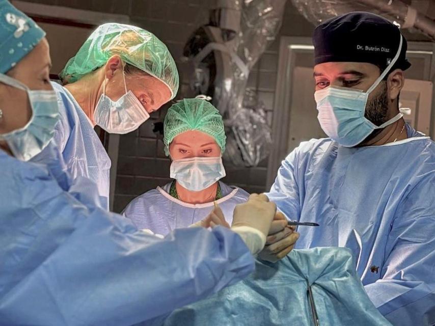 El equipo del Virgen del Rocío en el quirófano, entre ellos el doctor Carlos Butrón.