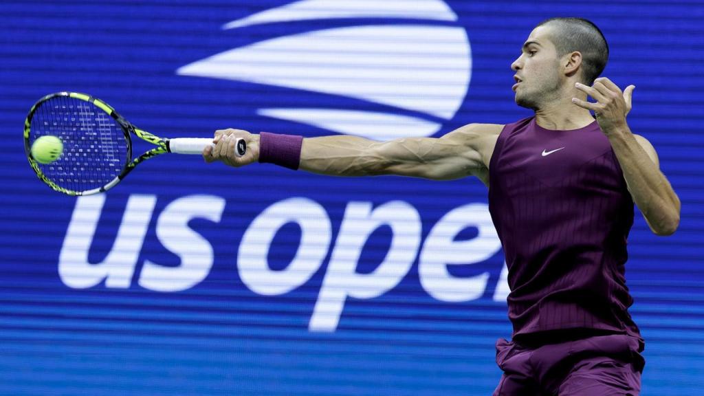 Alcaraz golpea una derecha en el partido contra Bellucci.