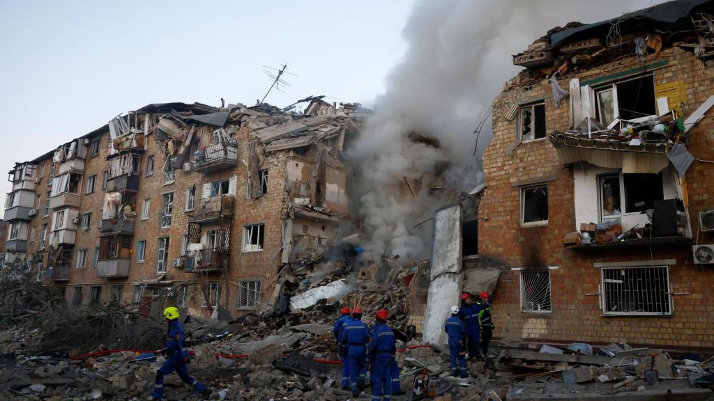 Uno de los edificios de Kiev alcanzados por un misil ruso.