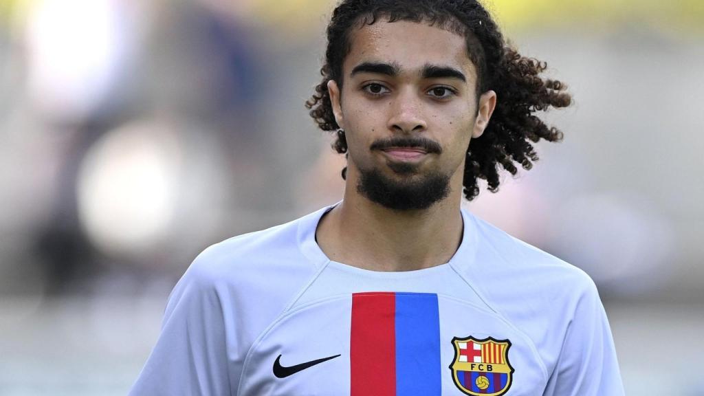 A algunos jugadores del YF se les cayó el logo, dejando al descubierto un escudo del Barça debajo