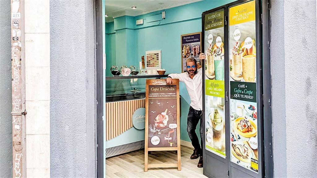 Marcial López Fernández en su nueva heladería