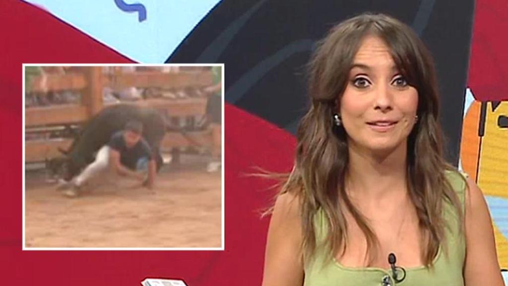 Una vaquilla embiste a un reportero del programa 'Quédate'.